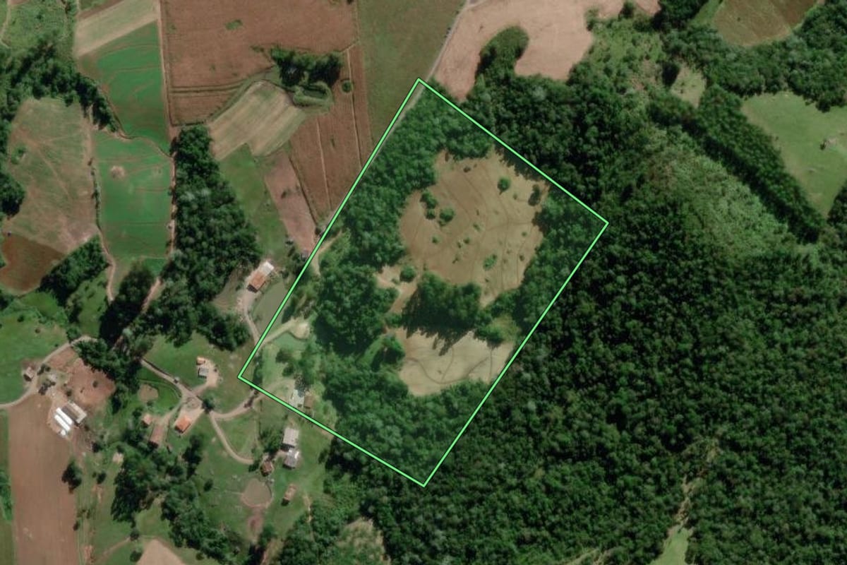 Imagem de satélite do imóvel rural em Alfredo Wagner (SC), com o contorno declarado no CAR desenhado por cima.
