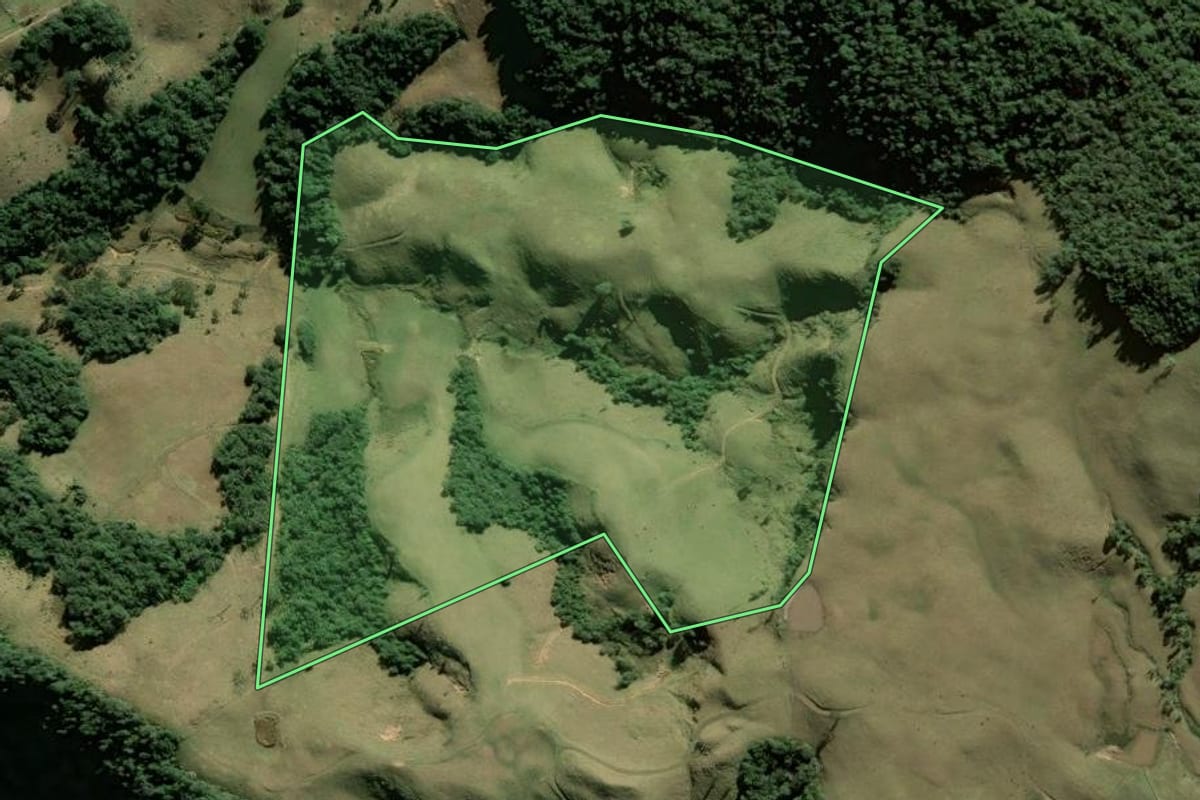 Imagem de satélite do imóvel rural em Alfredo Wagner (SC), com o contorno declarado no CAR desenhado por cima.