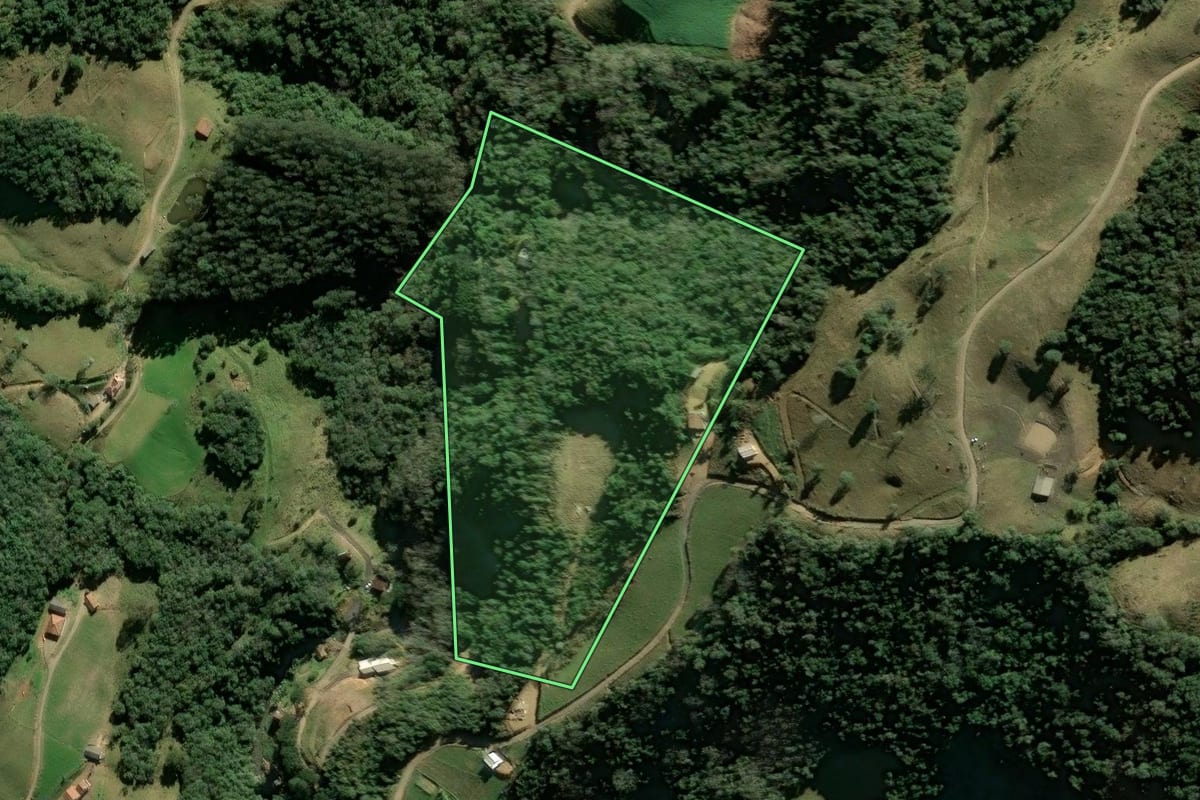 Imagem de satélite do imóvel rural em Alfredo Wagner (SC), com o contorno declarado no CAR desenhado por cima.
