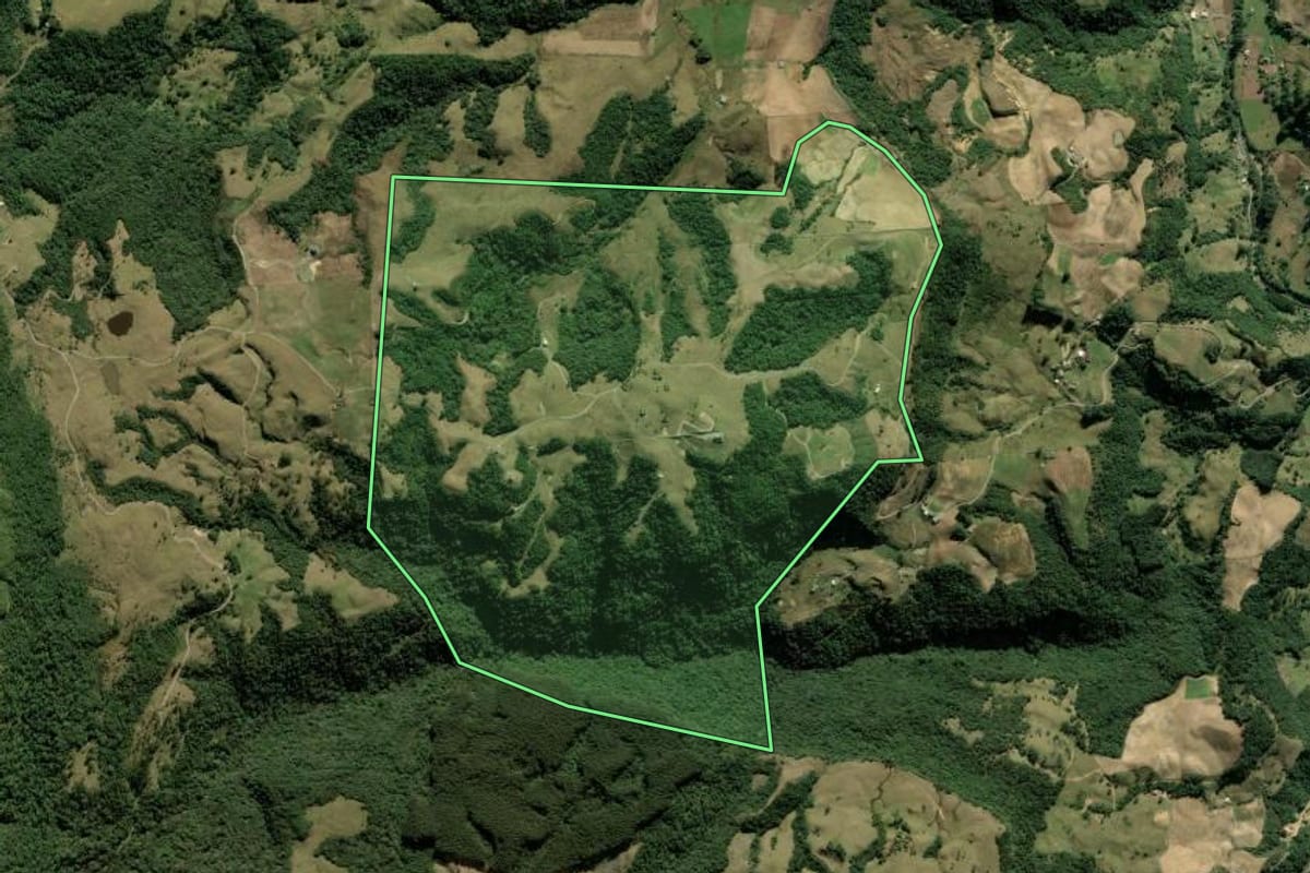 Imagem de satélite do imóvel rural em Alfredo Wagner (SC), com o contorno declarado no CAR desenhado por cima.