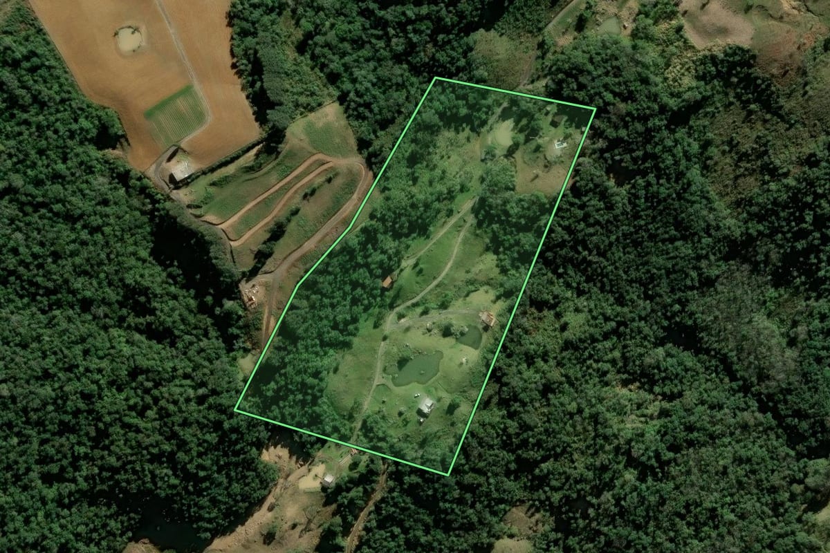 Imagem de satélite do imóvel rural em Alfredo Wagner (SC), com o contorno declarado no CAR desenhado por cima.