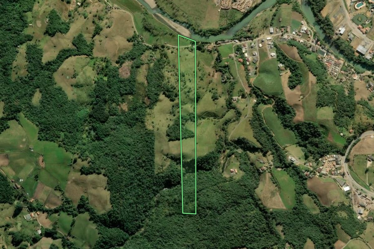 Imagem de satélite do imóvel rural em Alfredo Wagner (SC), com o contorno declarado no CAR desenhado por cima.