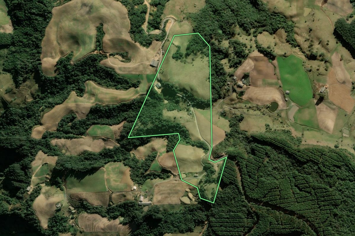 Imagem de satélite do imóvel rural em Alfredo Wagner (SC), com o contorno declarado no CAR desenhado por cima.