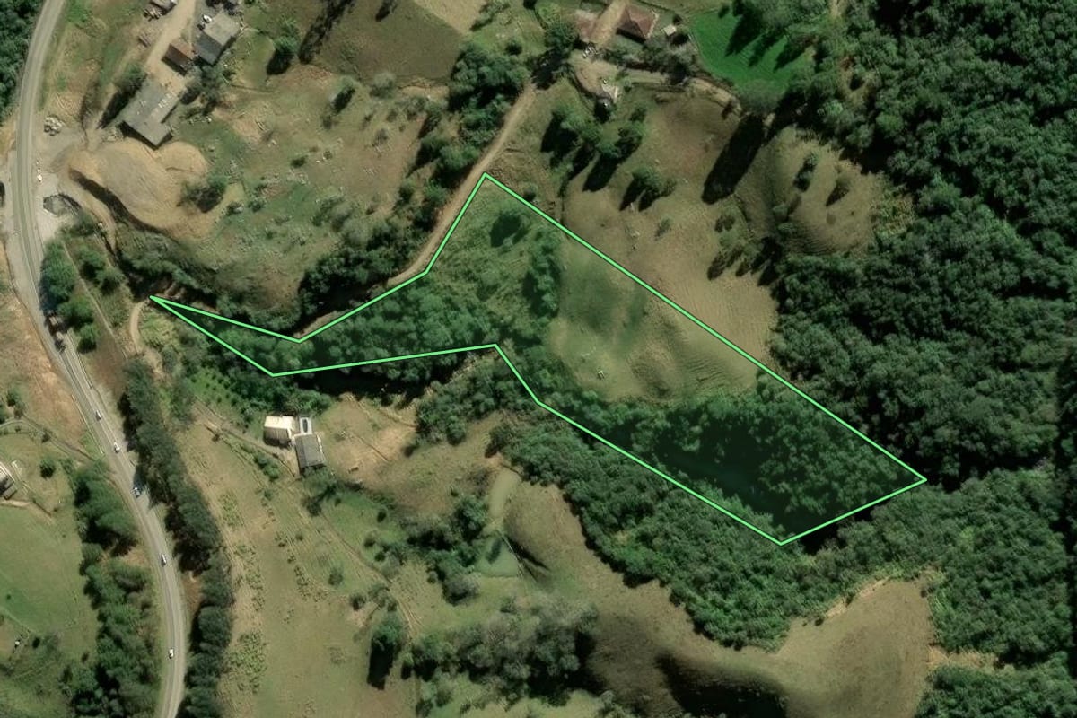 Imagem de satélite do imóvel rural em Alfredo Wagner (SC), com o contorno declarado no CAR desenhado por cima.