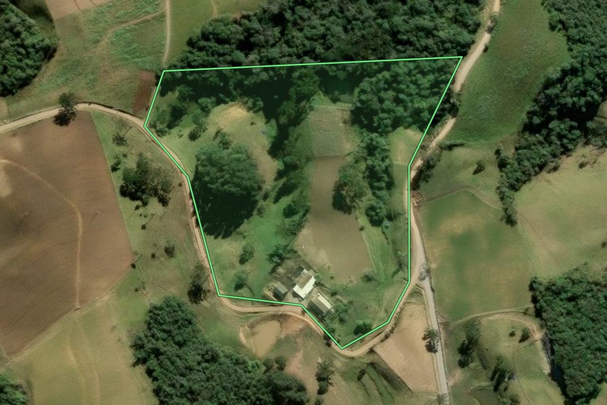 Imagem de satélite do imóvel rural em Alfredo Wagner (SC), com o contorno declarado no CAR desenhado por cima.