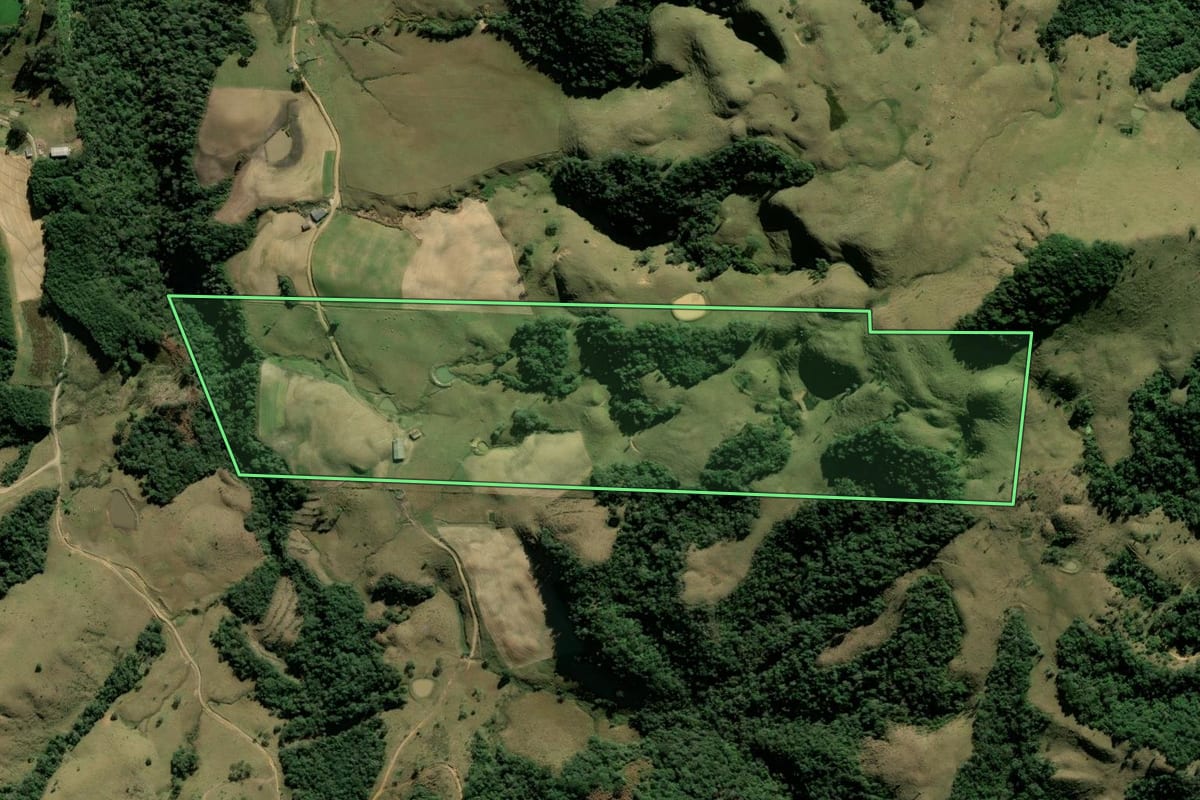 Imagem de satélite do imóvel rural em Alfredo Wagner (SC), com o contorno declarado no CAR desenhado por cima.