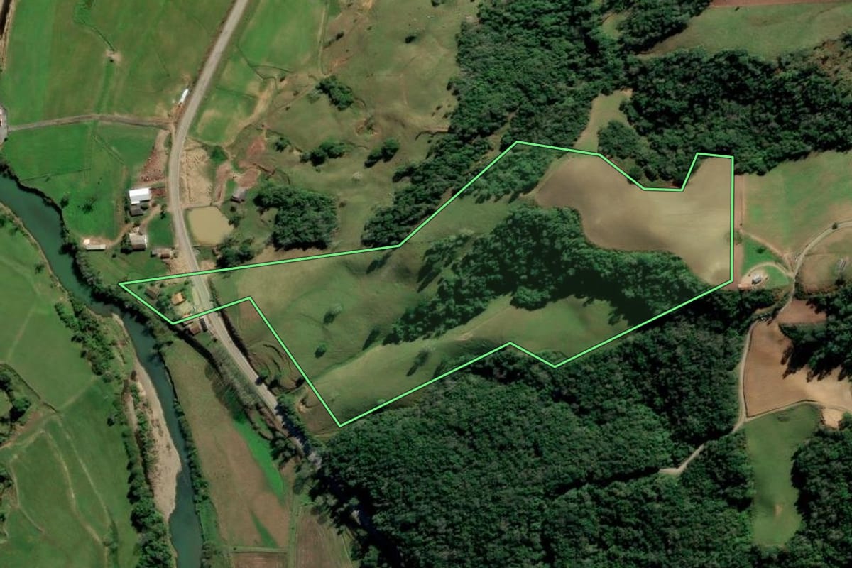 Imagem de satélite do imóvel rural em Alfredo Wagner (SC), com o contorno declarado no CAR desenhado por cima.
