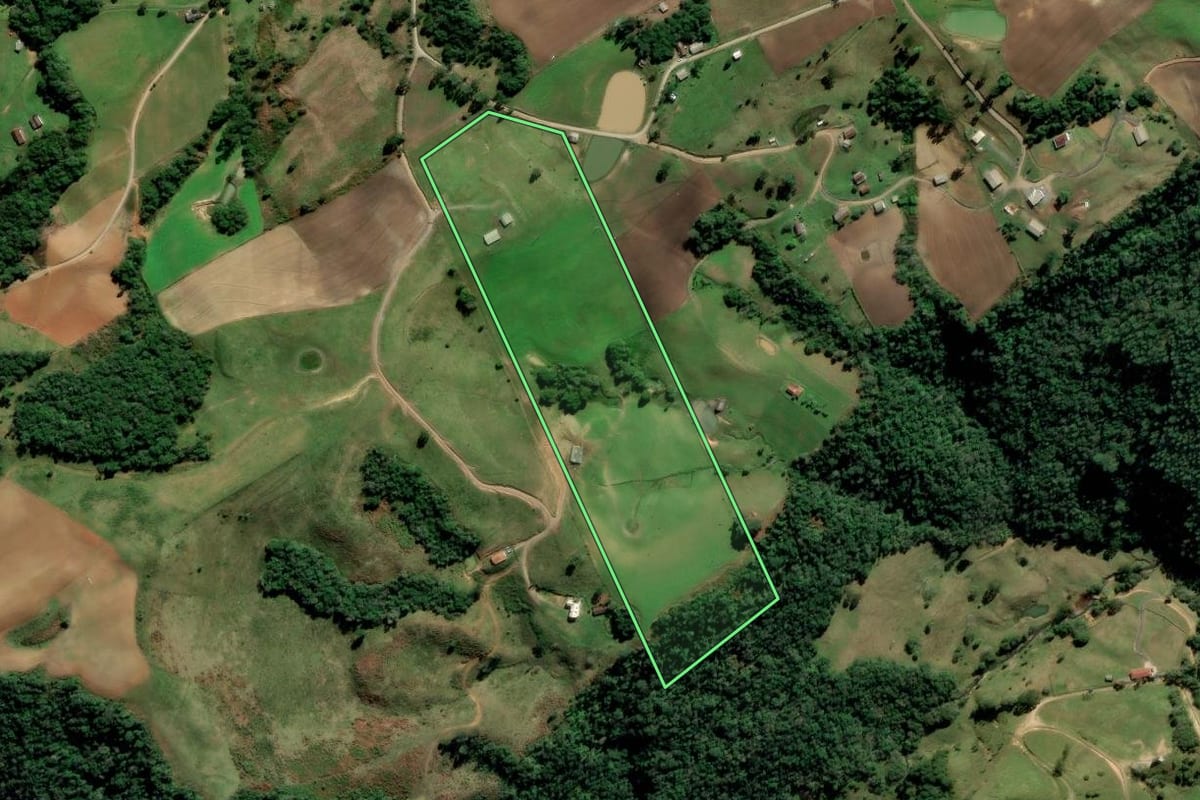 Imagem de satélite do imóvel rural em Alfredo Wagner (SC), com o contorno declarado no CAR desenhado por cima.