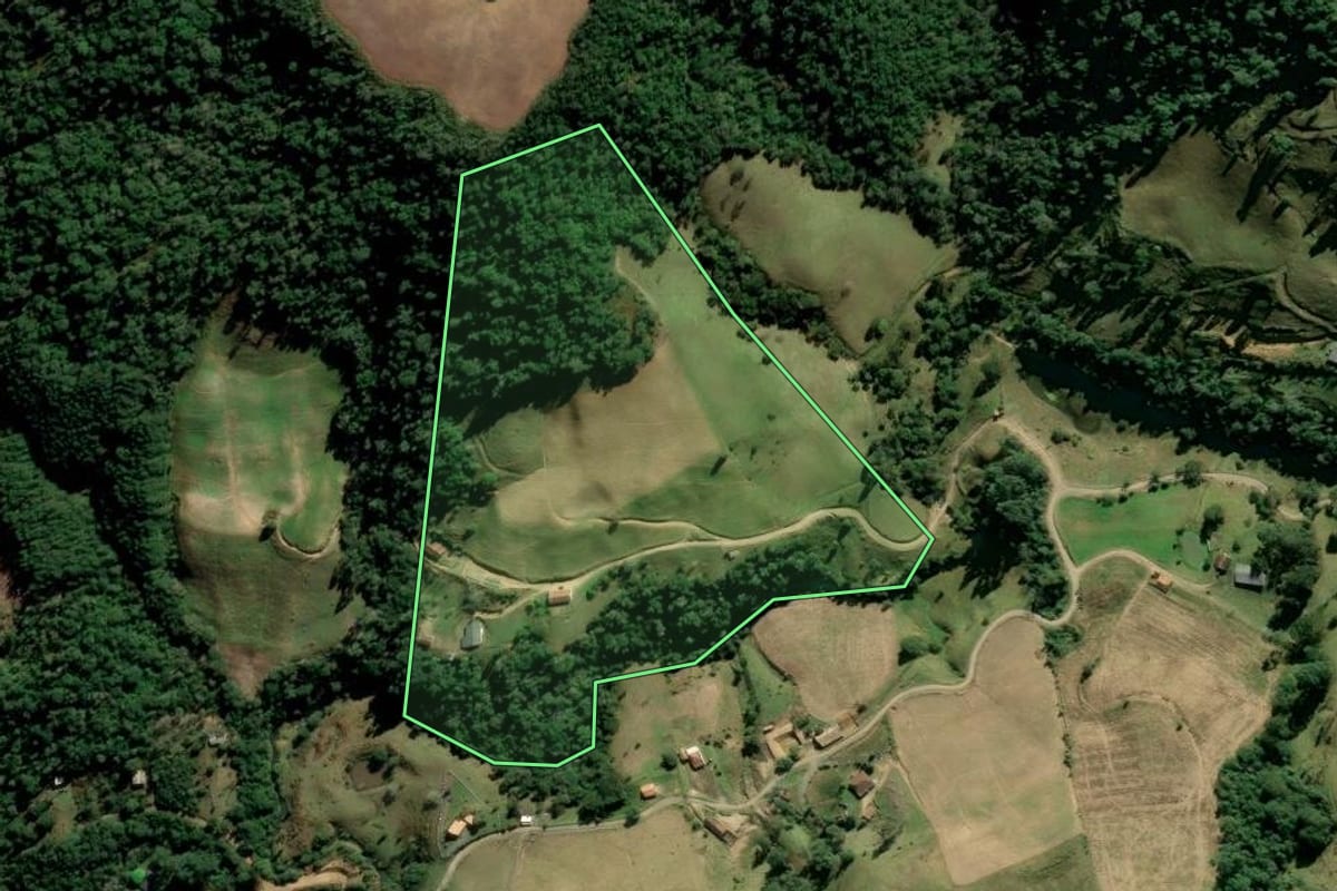 Imagem de satélite do imóvel rural em Alfredo Wagner (SC), com o contorno declarado no CAR desenhado por cima.