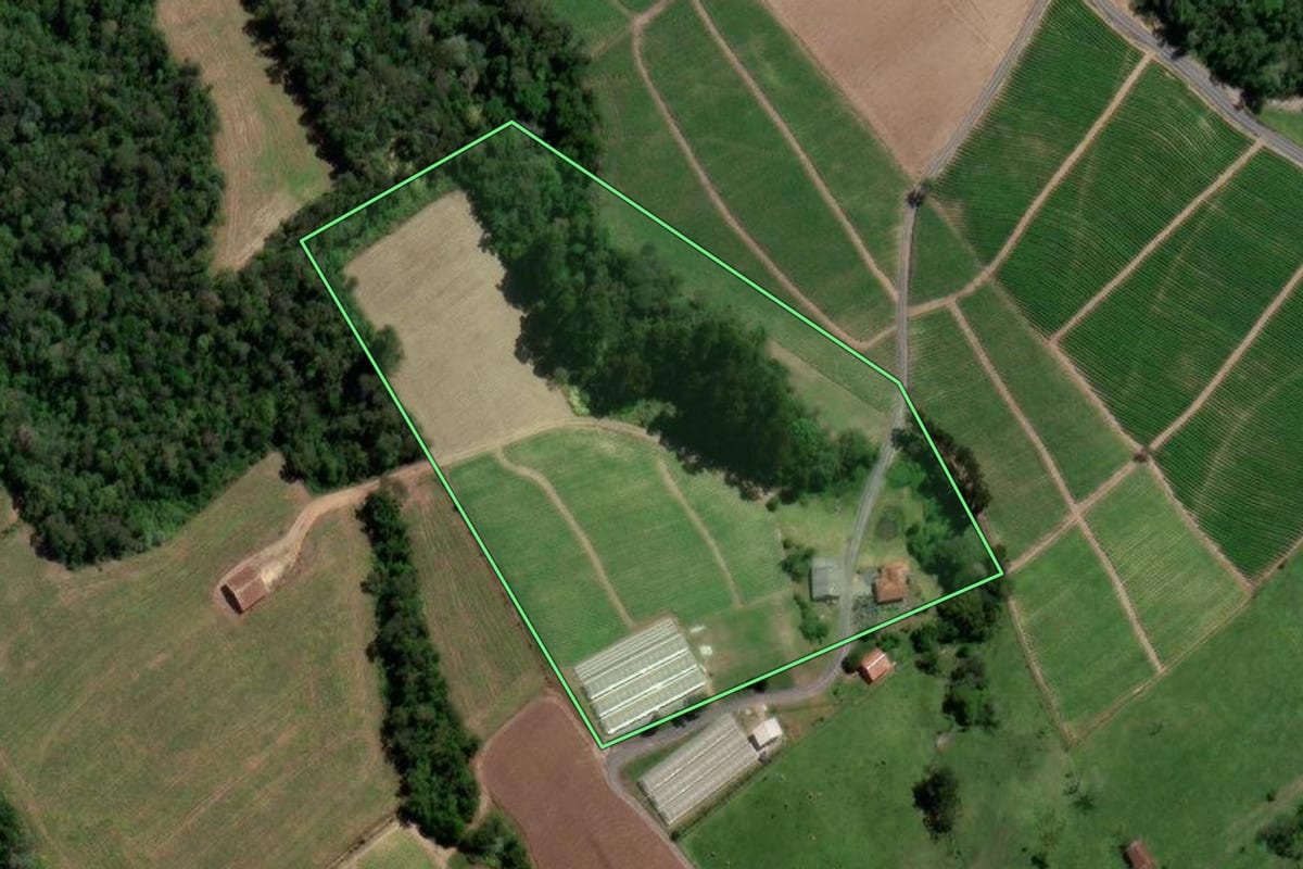 Imagem de satélite do imóvel rural em Alfredo Wagner (SC), com o contorno declarado no CAR desenhado por cima.