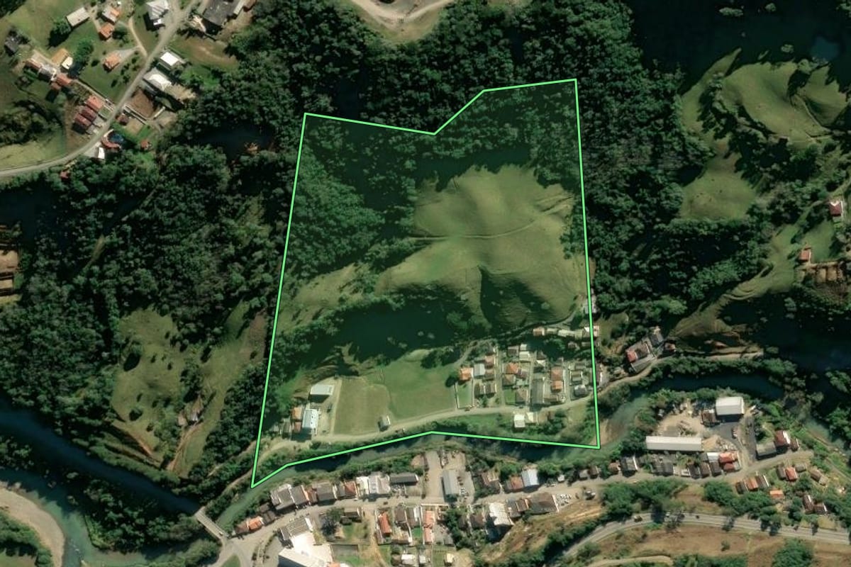 Imagem de satélite do imóvel rural em Alfredo Wagner (SC), com o contorno declarado no CAR desenhado por cima.