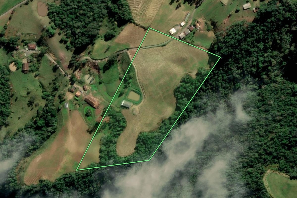 Imagem de satélite do imóvel rural em Alfredo Wagner (SC), com o contorno declarado no CAR desenhado por cima.
