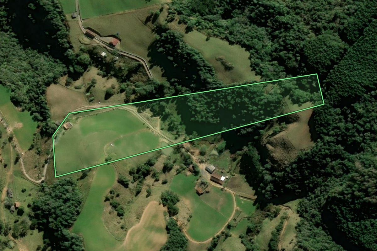 Imagem de satélite do imóvel rural em Alfredo Wagner (SC), com o contorno declarado no CAR desenhado por cima.