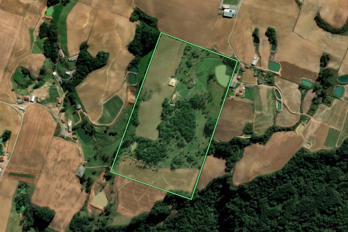 Imagem de satélite do imóvel rural em Alfredo Wagner (SC), com o contorno declarado no CAR desenhado por cima.