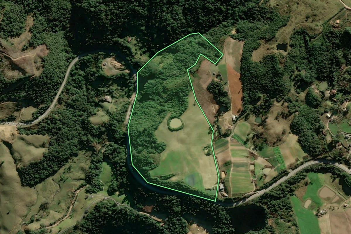 Imagem de satélite do imóvel rural em Alfredo Wagner (SC), com o contorno declarado no CAR desenhado por cima.