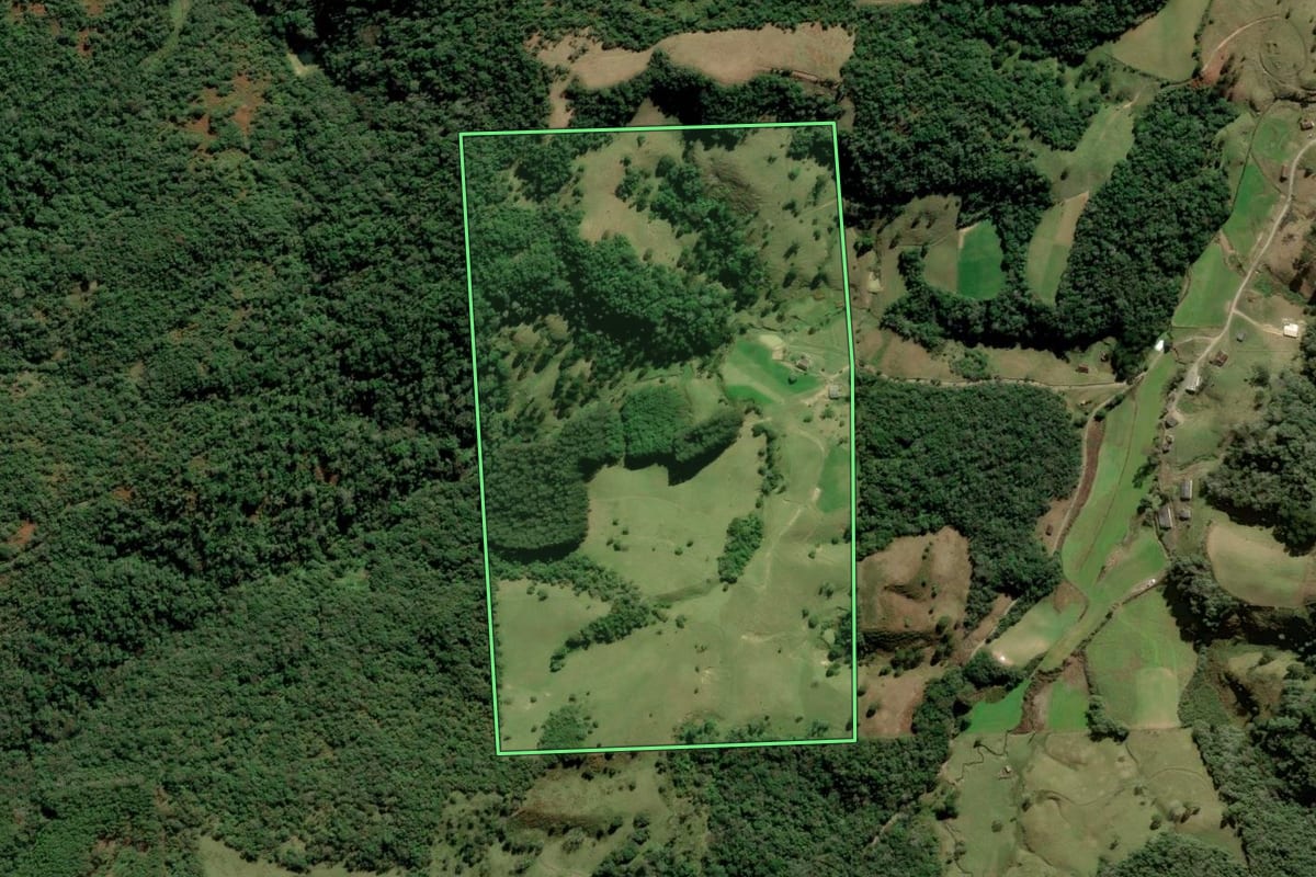 Imagem de satélite do imóvel rural em Alfredo Wagner (SC), com o contorno declarado no CAR desenhado por cima.