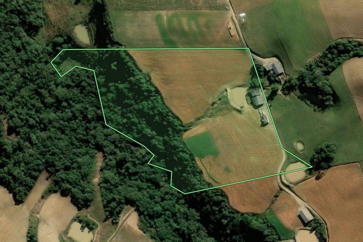 Imagem de satélite do imóvel rural em Alfredo Wagner (SC), com o contorno declarado no CAR desenhado por cima.