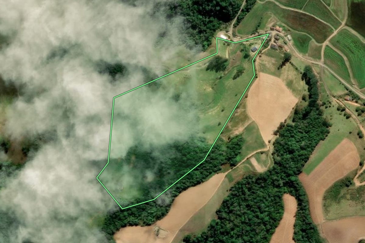 Imagem de satélite do imóvel rural em Alfredo Wagner (SC), com o contorno declarado no CAR desenhado por cima.