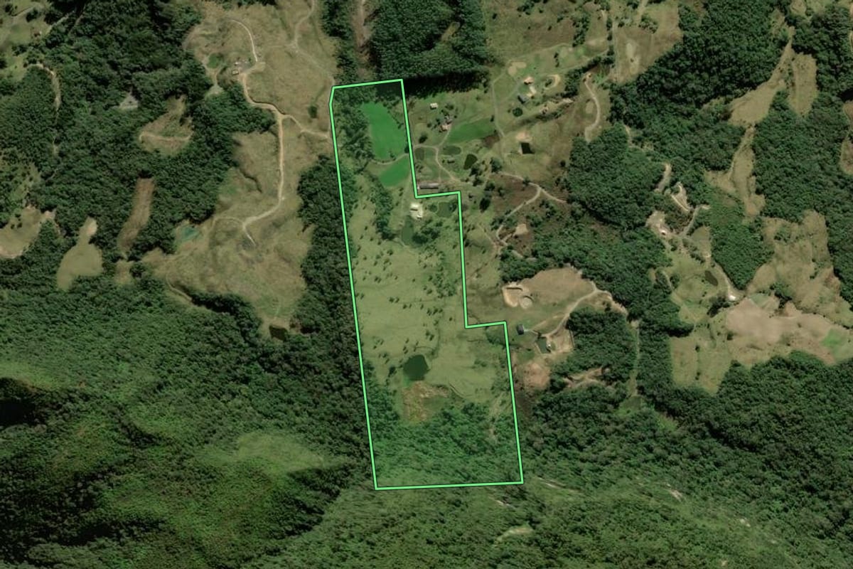 Imagem de satélite do imóvel rural em Alfredo Wagner (SC), com o contorno declarado no CAR desenhado por cima.