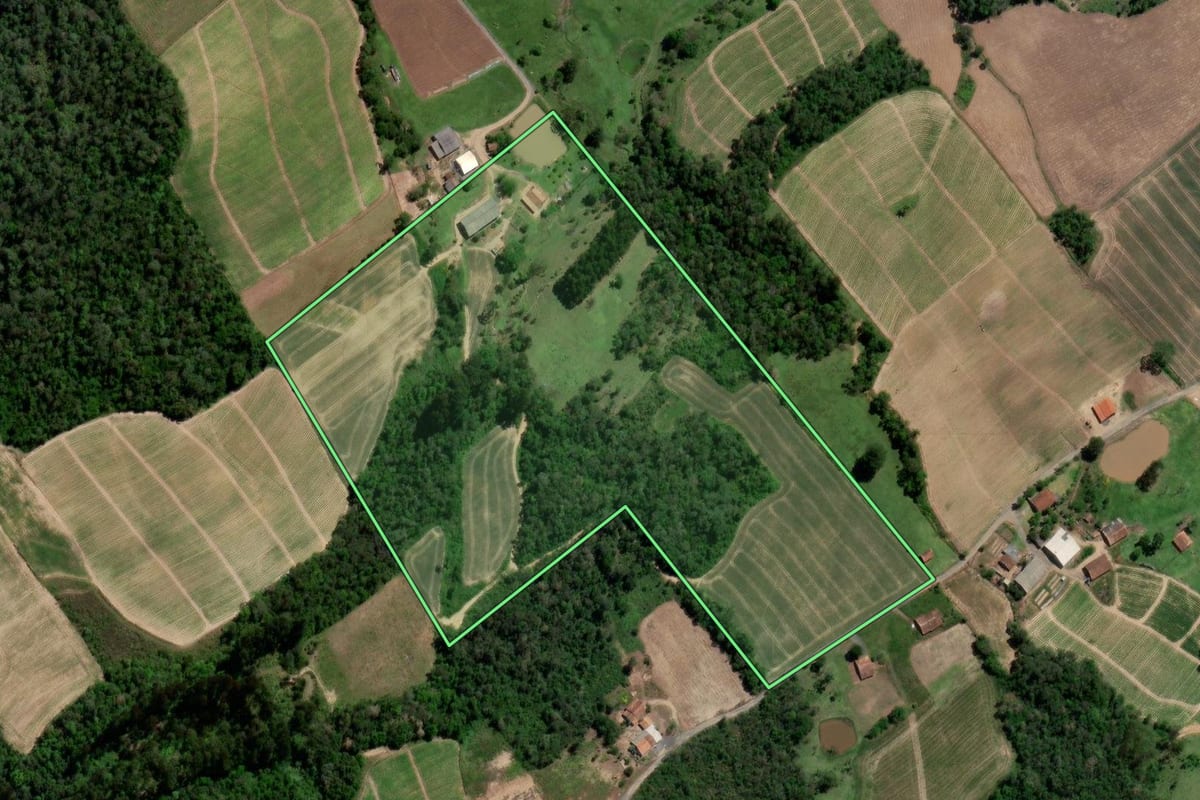 Imagem de satélite do imóvel rural em Alfredo Wagner (SC), com o contorno declarado no CAR desenhado por cima.