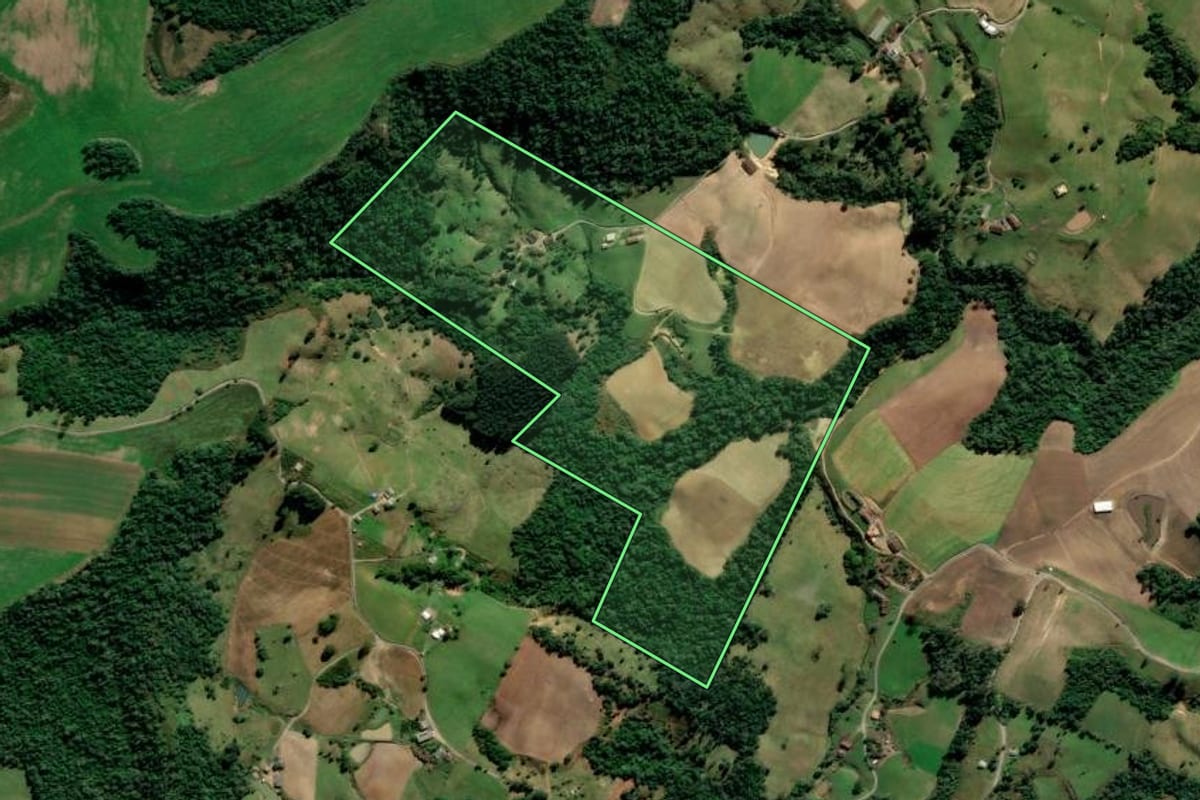 Imagem de satélite do imóvel rural em Alfredo Wagner (SC), com o contorno declarado no CAR desenhado por cima.