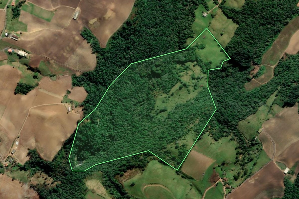 Imagem de satélite do imóvel rural em Alfredo Wagner (SC), com o contorno declarado no CAR desenhado por cima.