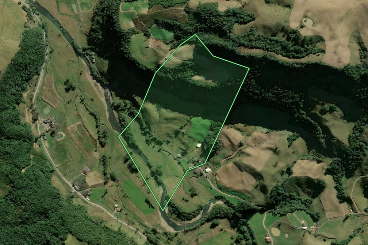 Imagem de satélite do imóvel rural em Alfredo Wagner (SC), com o contorno declarado no CAR desenhado por cima.
