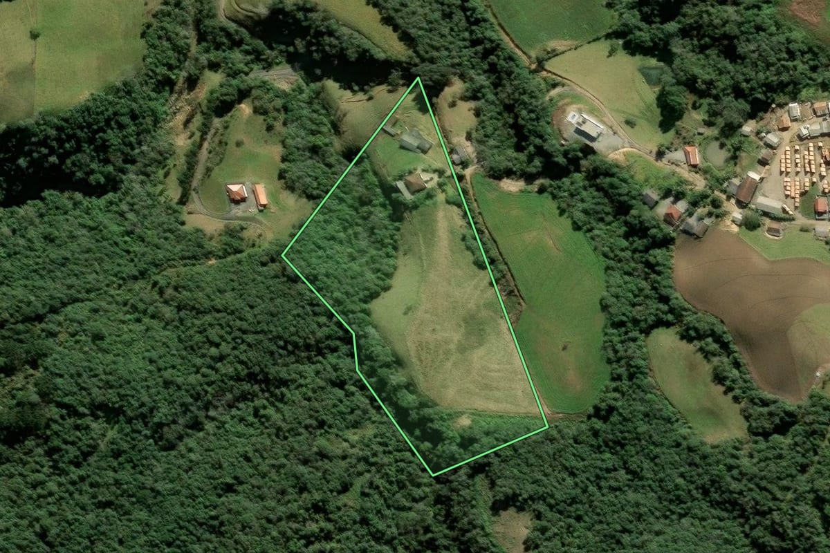 Imagem de satélite do imóvel rural em Alfredo Wagner (SC), com o contorno declarado no CAR desenhado por cima.