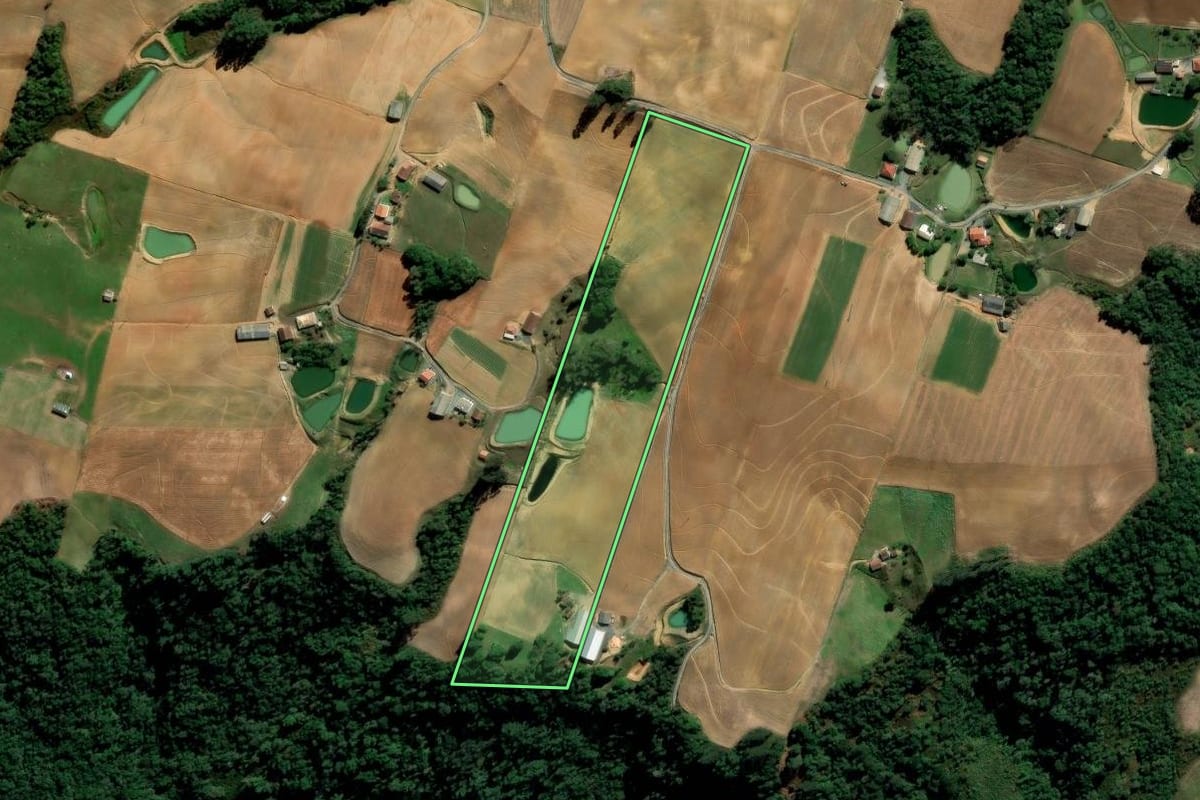 Imagem de satélite do imóvel rural em Alfredo Wagner (SC), com o contorno declarado no CAR desenhado por cima.
