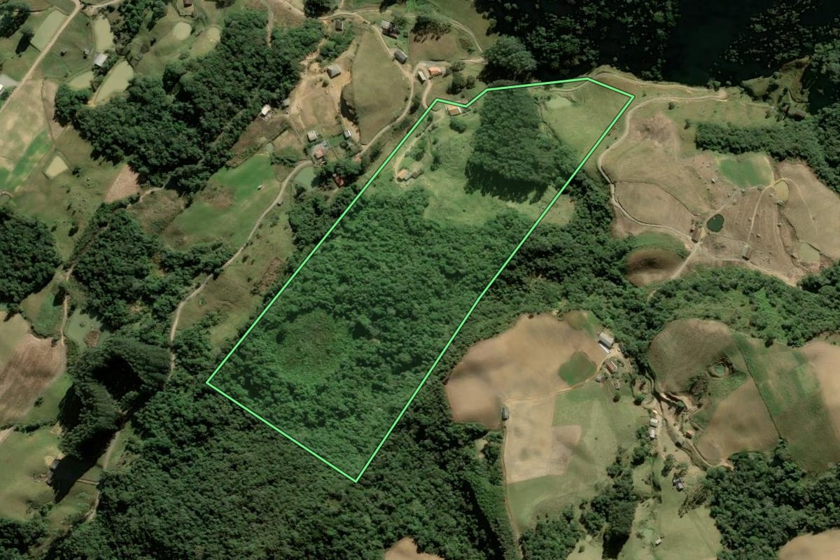 Imagem de satélite do imóvel rural em Alfredo Wagner (SC), com o contorno declarado no CAR desenhado por cima.