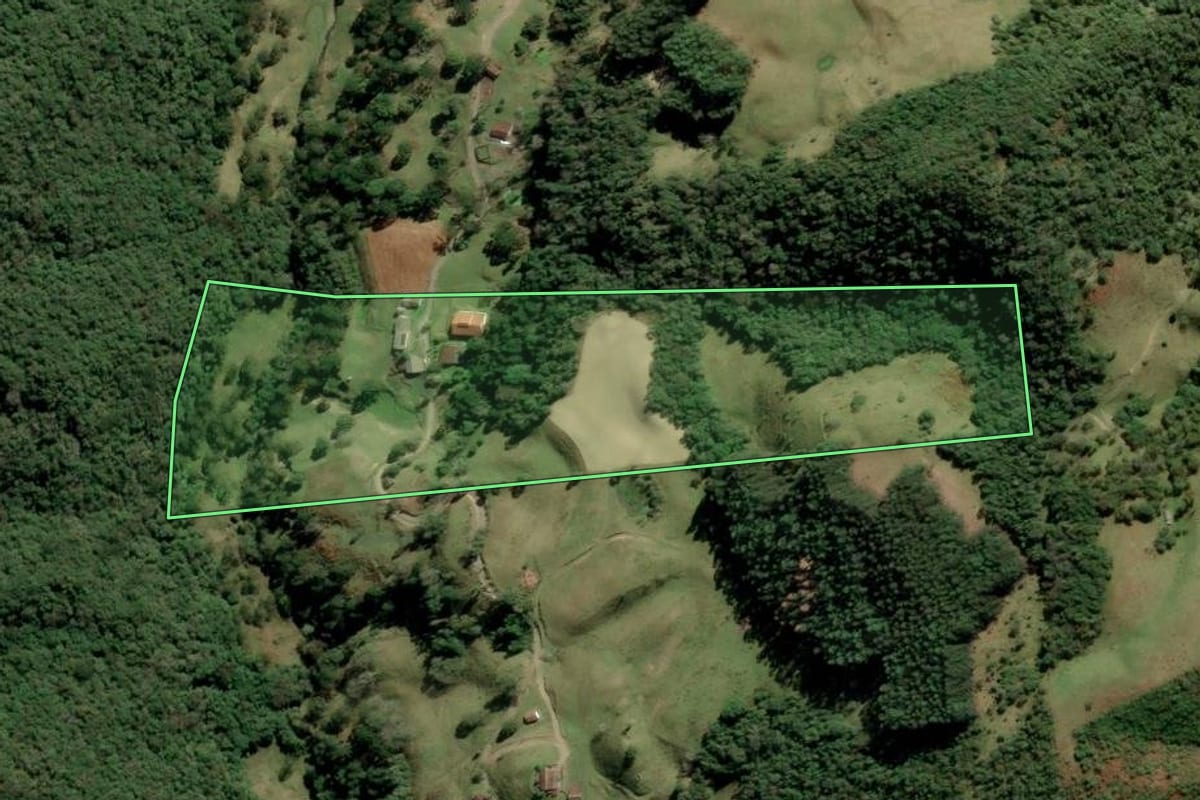 Imagem de satélite do imóvel rural em Alfredo Wagner (SC), com o contorno declarado no CAR desenhado por cima.