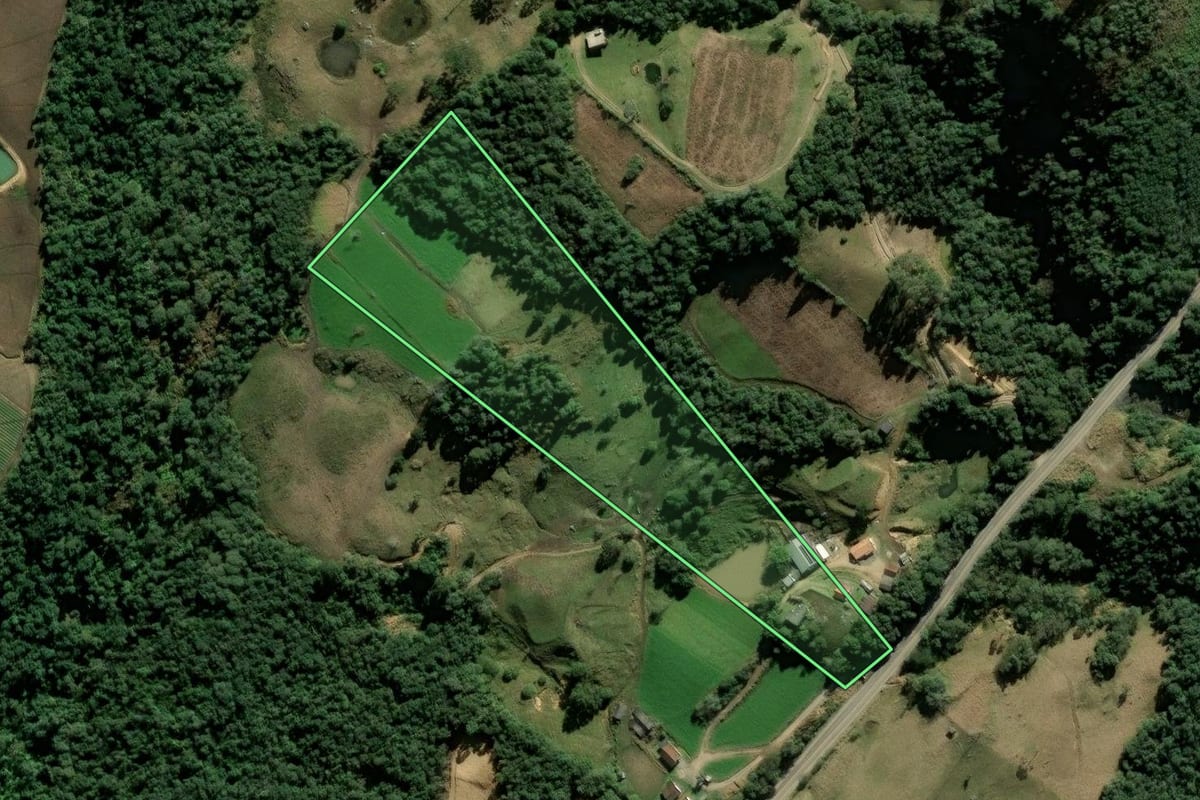 Imagem de satélite do imóvel rural em Alfredo Wagner (SC), com o contorno declarado no CAR desenhado por cima.