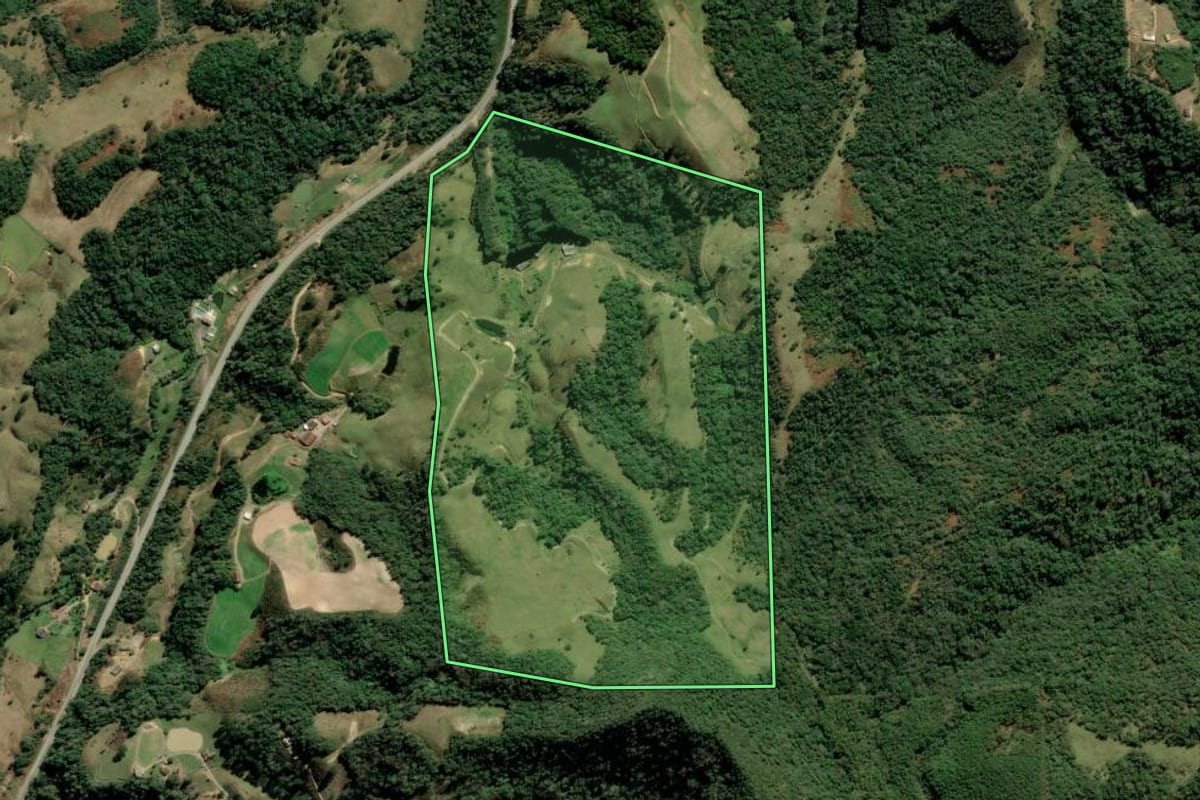 Imagem de satélite do imóvel rural em Alfredo Wagner (SC), com o contorno declarado no CAR desenhado por cima.