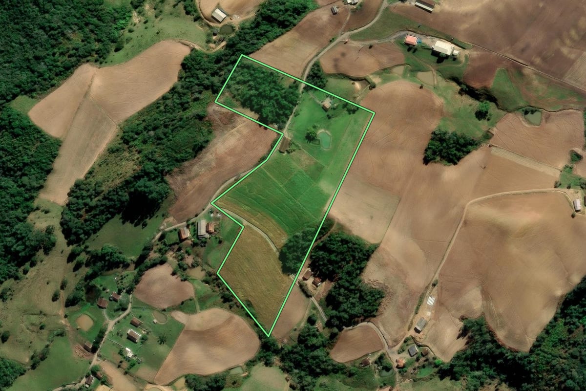Imagem de satélite do imóvel rural em Alfredo Wagner (SC), com o contorno declarado no CAR desenhado por cima.