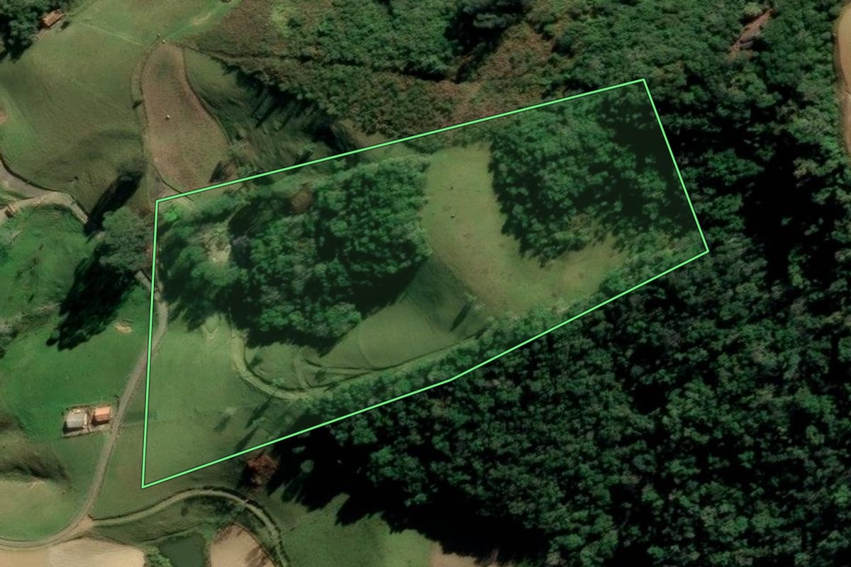 Imagem de satélite do imóvel rural em Alfredo Wagner (SC), com o contorno declarado no CAR desenhado por cima.