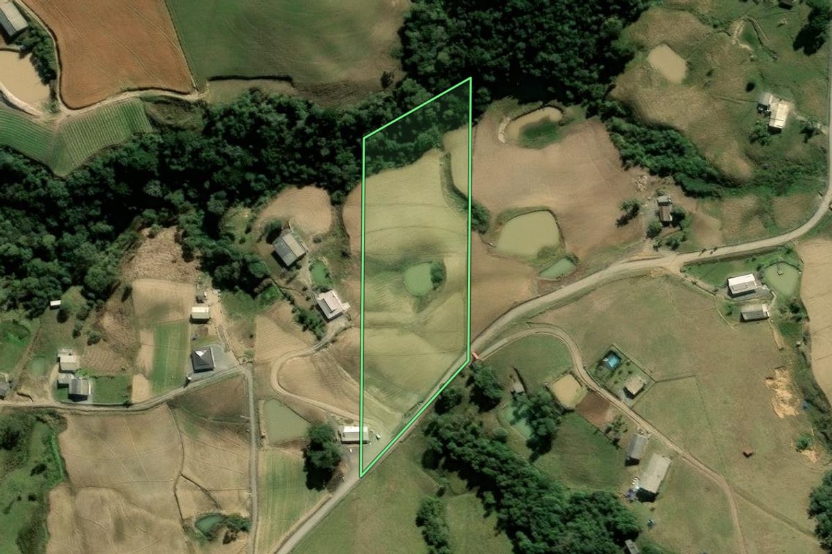 Imagem de satélite do imóvel rural em Alfredo Wagner (SC), com o contorno declarado no CAR desenhado por cima.