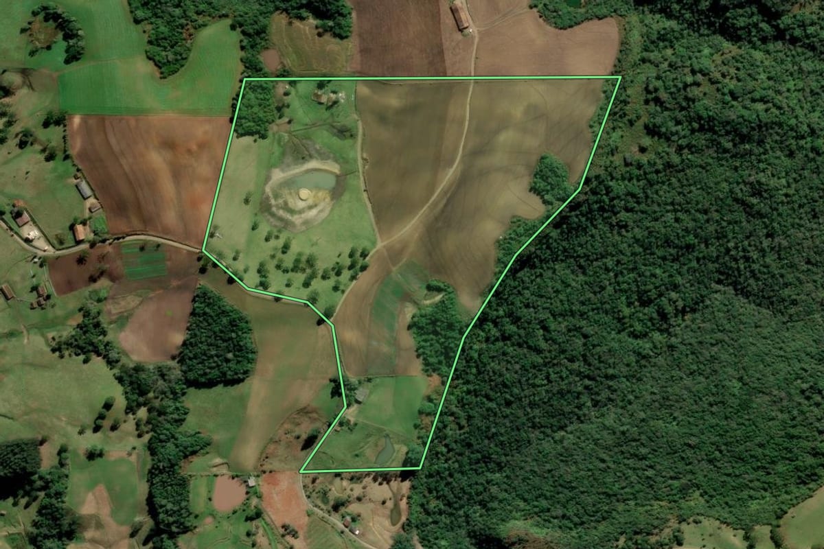 Imagem de satélite do imóvel rural em Alfredo Wagner (SC), com o contorno declarado no CAR desenhado por cima.