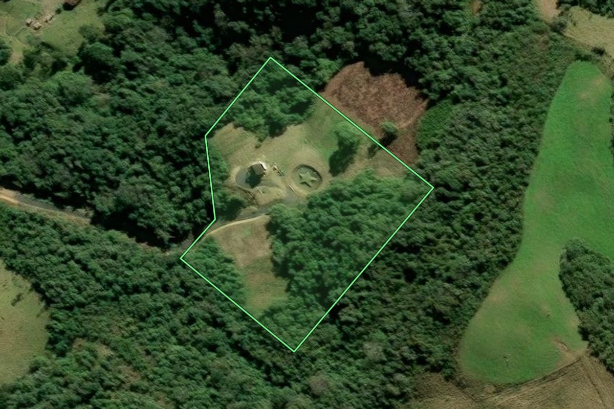 Imagem de satélite do imóvel rural em Alfredo Wagner (SC), com o contorno declarado no CAR desenhado por cima.