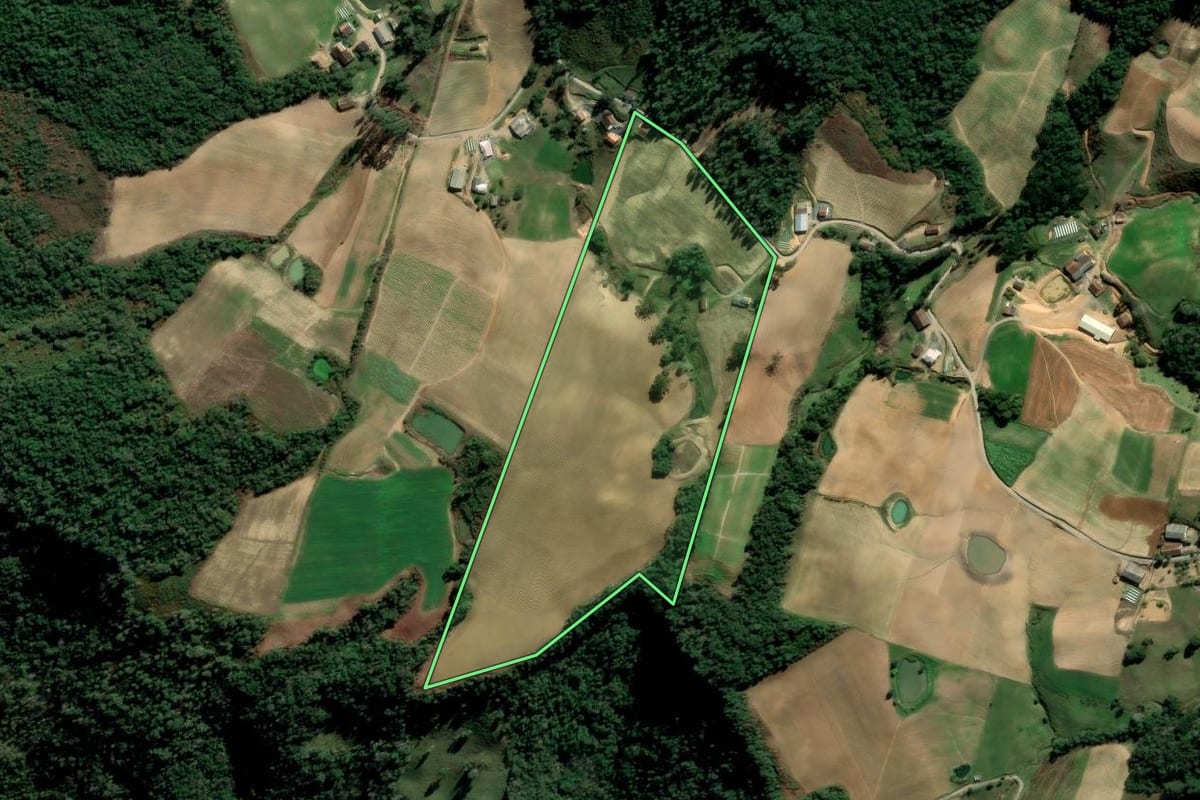 Imagem de satélite do imóvel rural em Alfredo Wagner (SC), com o contorno declarado no CAR desenhado por cima.