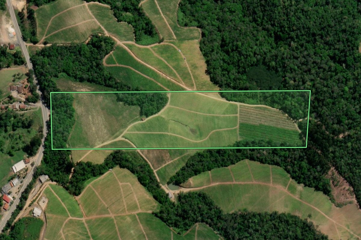 Imagem de satélite do imóvel rural em Alfredo Wagner (SC), com o contorno declarado no CAR desenhado por cima.