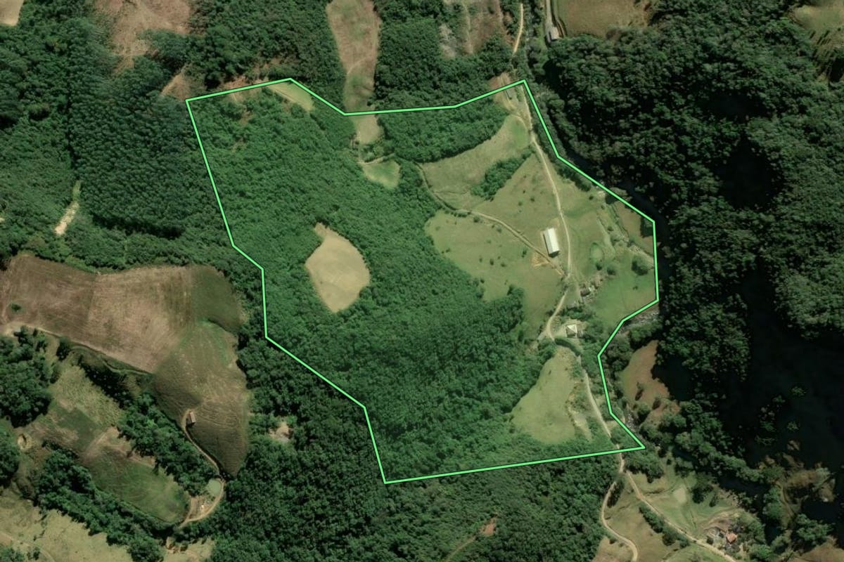 Imagem de satélite do imóvel rural em Alfredo Wagner (SC), com o contorno declarado no CAR desenhado por cima.