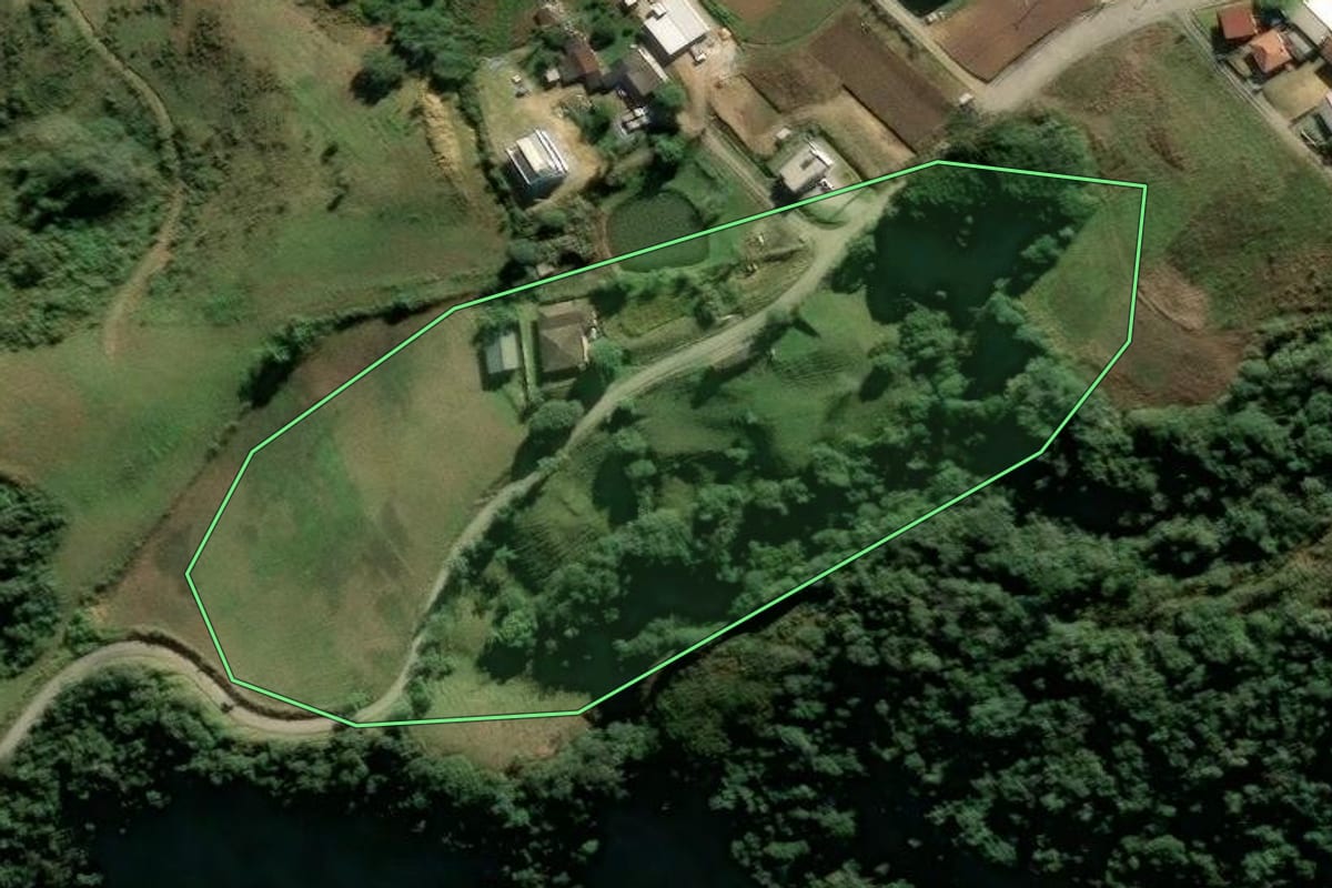 Imagem de satélite do imóvel rural em Alfredo Wagner (SC), com o contorno declarado no CAR desenhado por cima.