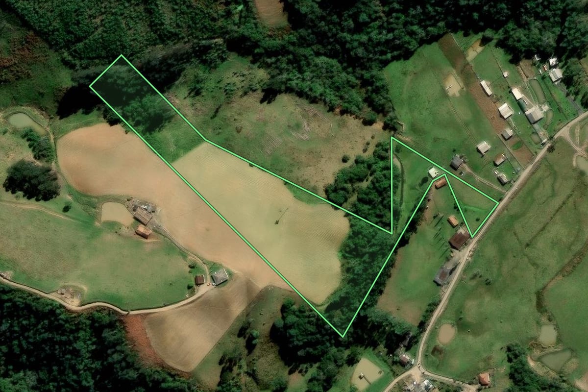 Imagem de satélite do imóvel rural em Alfredo Wagner (SC), com o contorno declarado no CAR desenhado por cima.