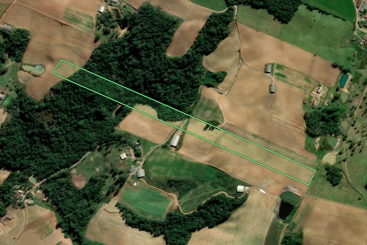 Imagem de satélite do imóvel rural em Alfredo Wagner (SC), com o contorno declarado no CAR desenhado por cima.