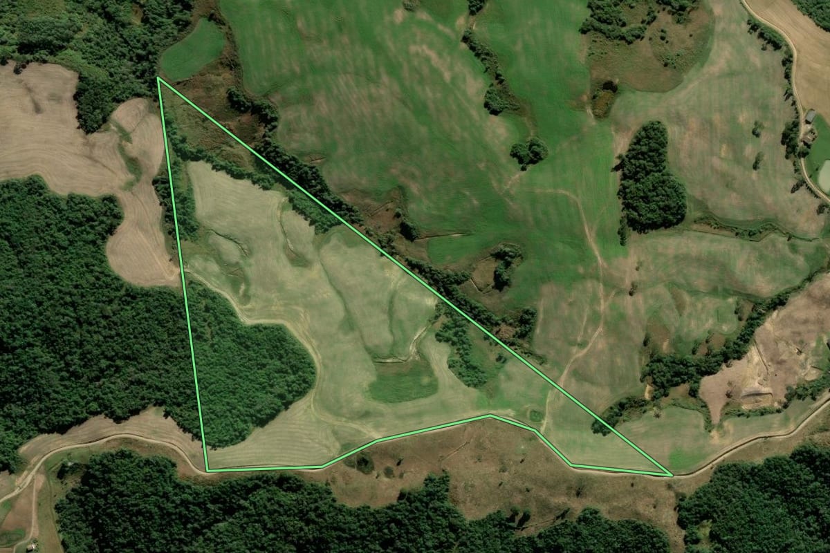 Imagem de satélite do imóvel rural em Alfredo Wagner (SC), com o contorno declarado no CAR desenhado por cima.
