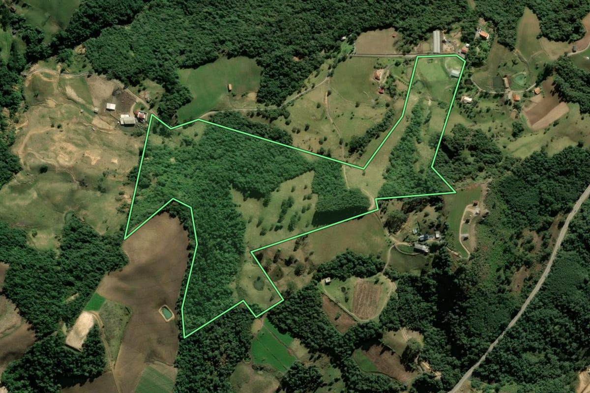 Imagem de satélite do imóvel rural em Alfredo Wagner (SC), com o contorno declarado no CAR desenhado por cima.