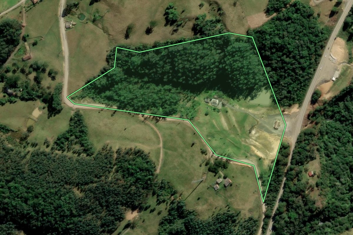 Imagem de satélite do imóvel rural em Alfredo Wagner (SC), com o contorno declarado no CAR desenhado por cima.