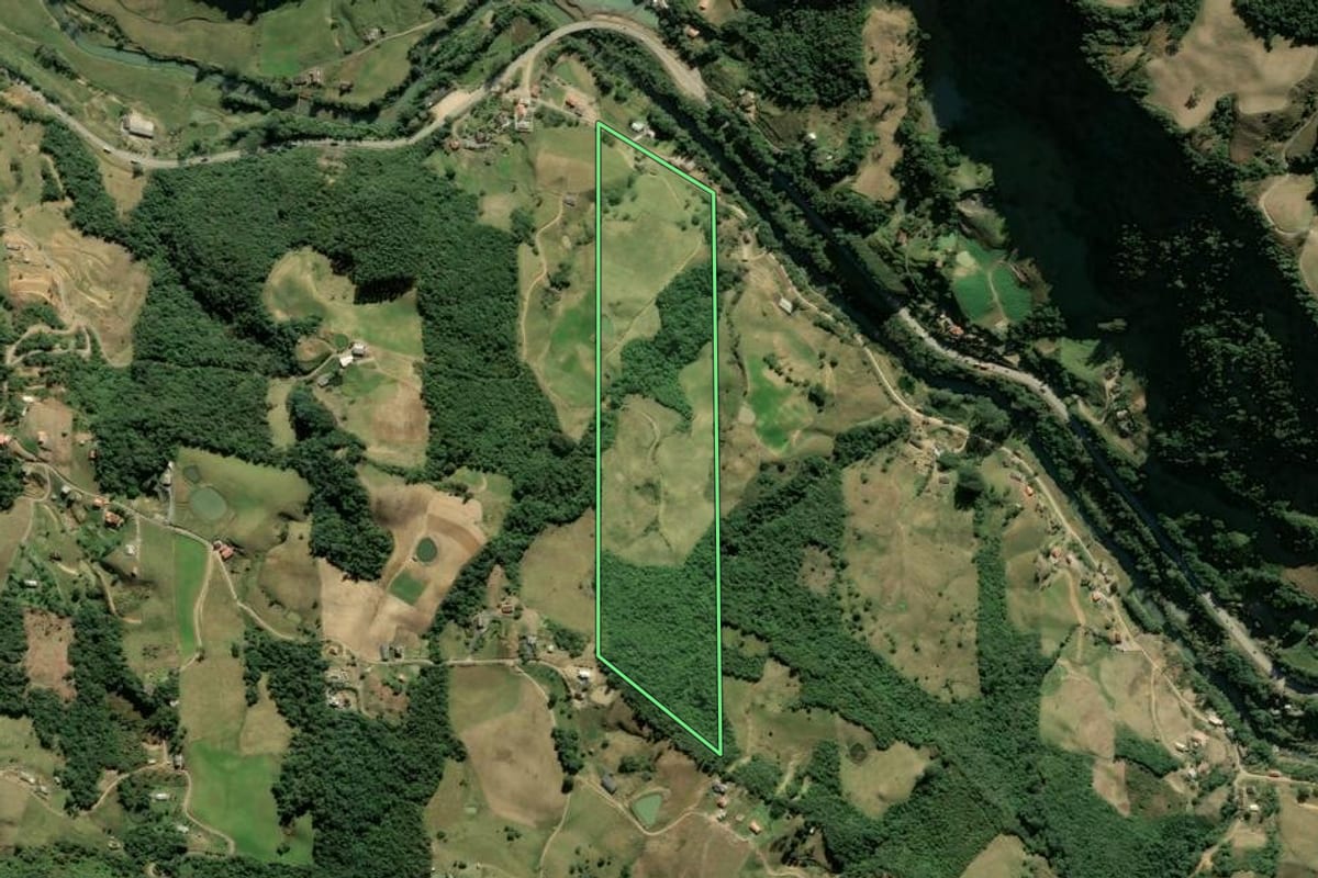 Imagem de satélite do imóvel rural em Alfredo Wagner (SC), com o contorno declarado no CAR desenhado por cima.