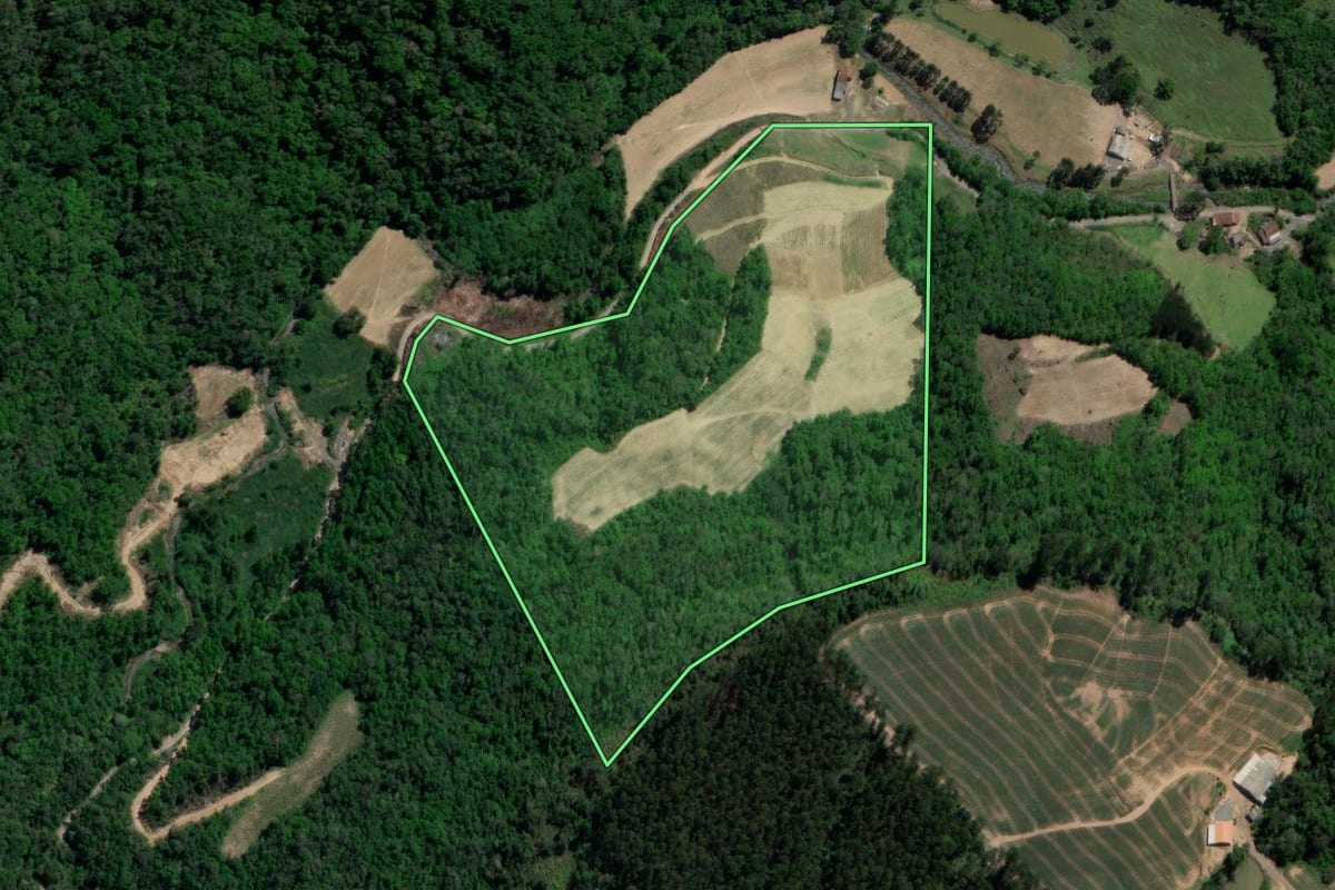 Imagem de satélite do imóvel rural em Alfredo Wagner (SC), com o contorno declarado no CAR desenhado por cima.