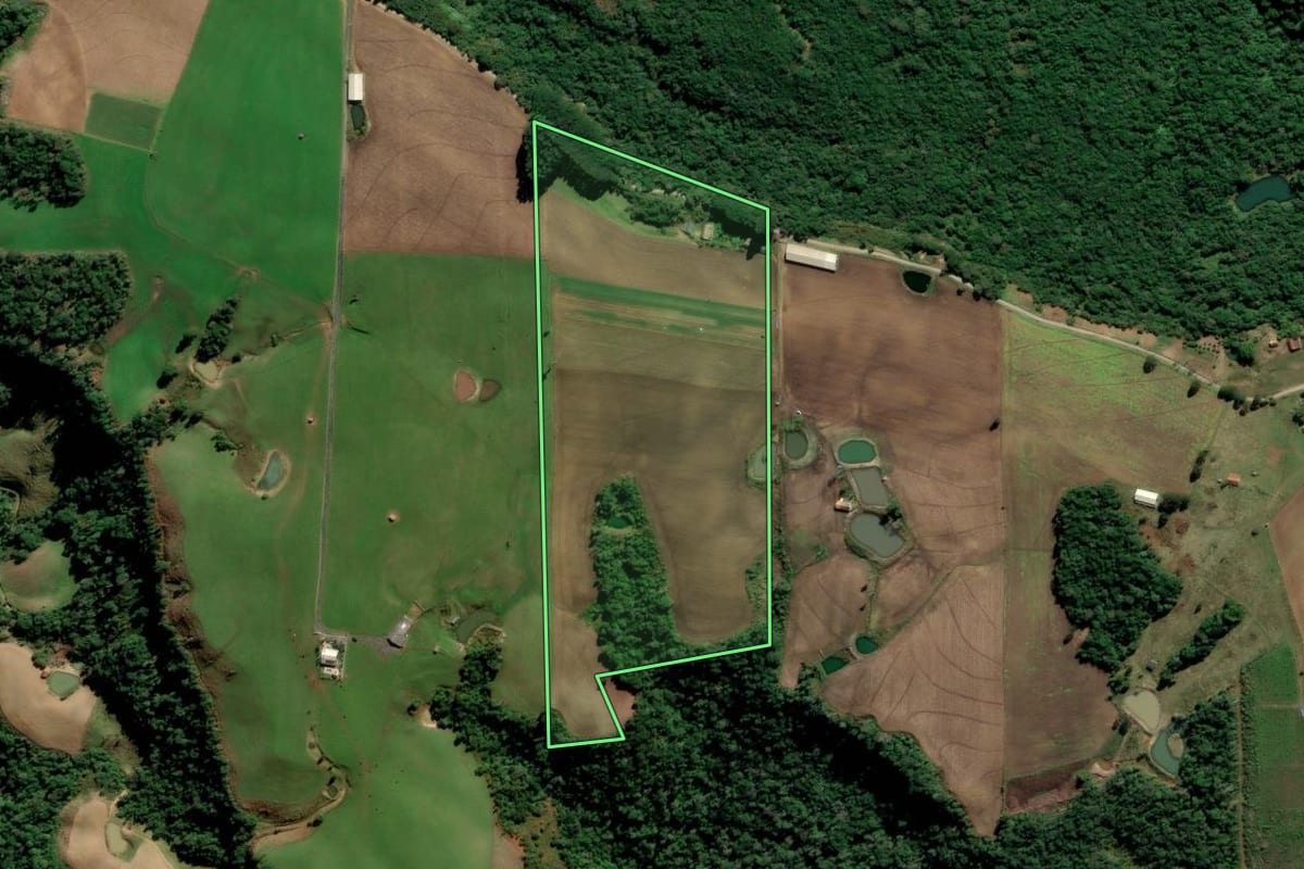 Imagem de satélite do imóvel rural em Alfredo Wagner (SC), com o contorno declarado no CAR desenhado por cima.